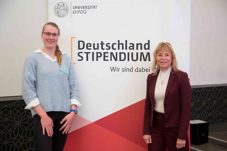 Deutschlandstipendiatin Lisa Marie Kieschnick mit Urkunde und Dr. Petra Tzschoppe als Stipendiengeberin für den Verein zur Förderung der Sportwisenschaft